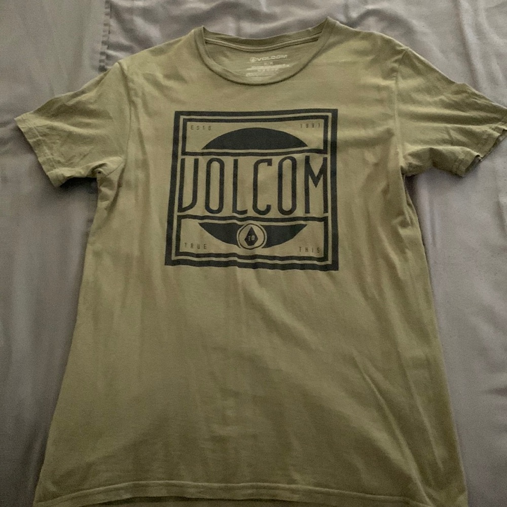 Volcom green medium men t shirt